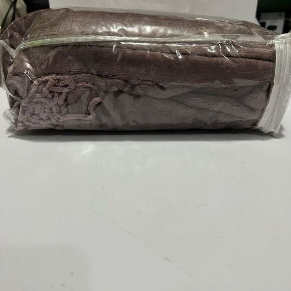 Grace Elizabeth Luxury Linens | Hand Knotted Fringe Throw Blanket | Oversize 50” - Picture 5 of 6